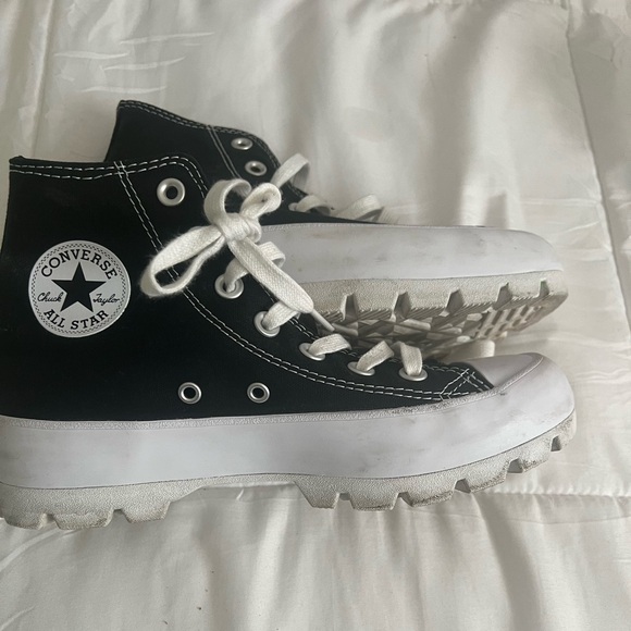 Chuck Taylor All Star Lugged Canvas Women’s Hightop - Picture 2 of 4